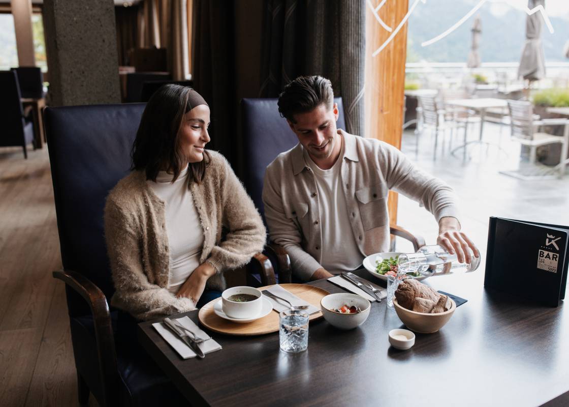 Paar sitzt im Restaurant und isst zu Mittag
