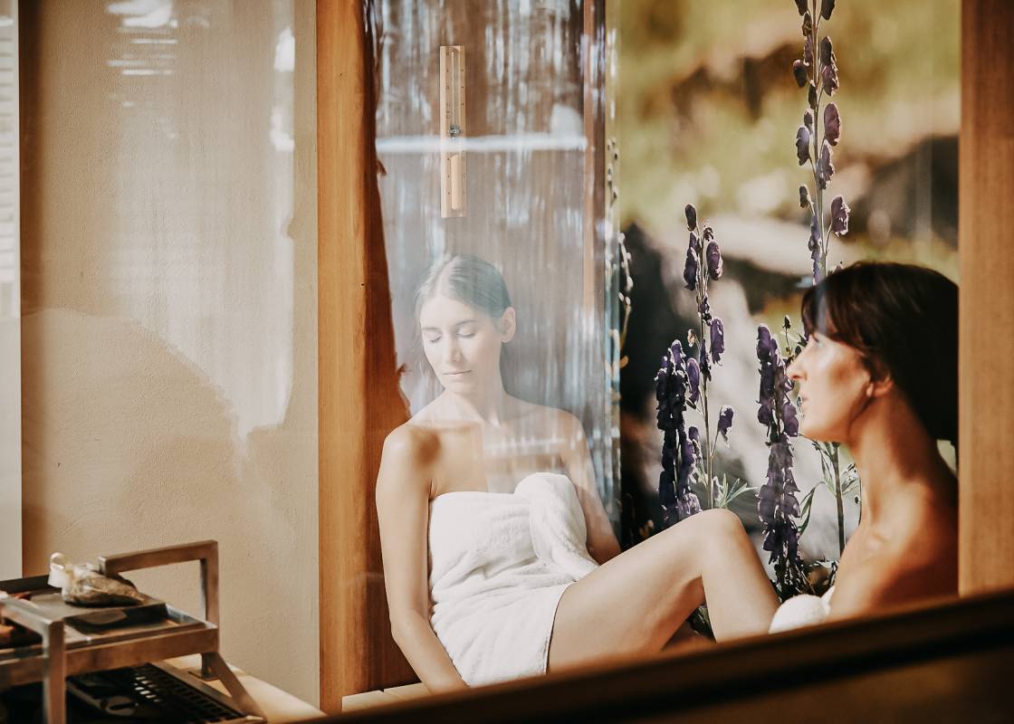 Frauen sitzen in der Sauna