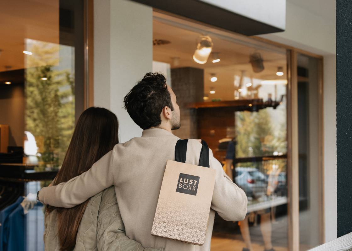 Paar läuft mit einer Tasche der LustBOXX
