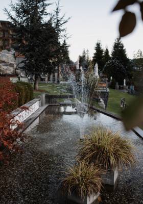 Springbrunnen mit Teich