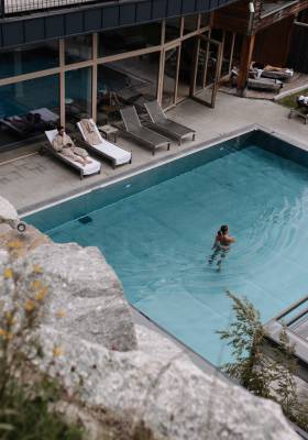 Frau im Außenpool des Adults Only Hotels Das Kronthaler