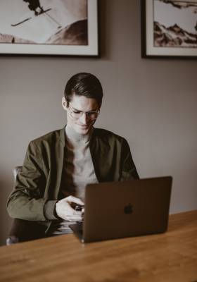 Mann arbeitet am Laptop
