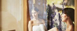 Frauen sitzen in der Sauna