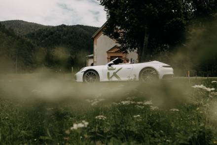 weißer Porsche Cabrio mit Das Kronthaler Logo