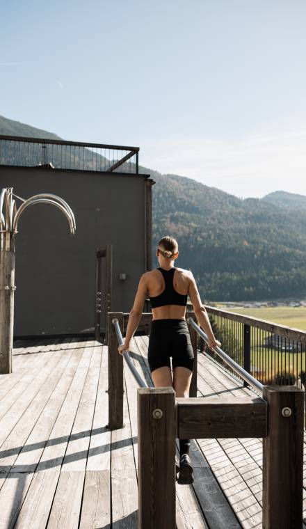 Frau trainiert im Outdoor Fitness Bereich 