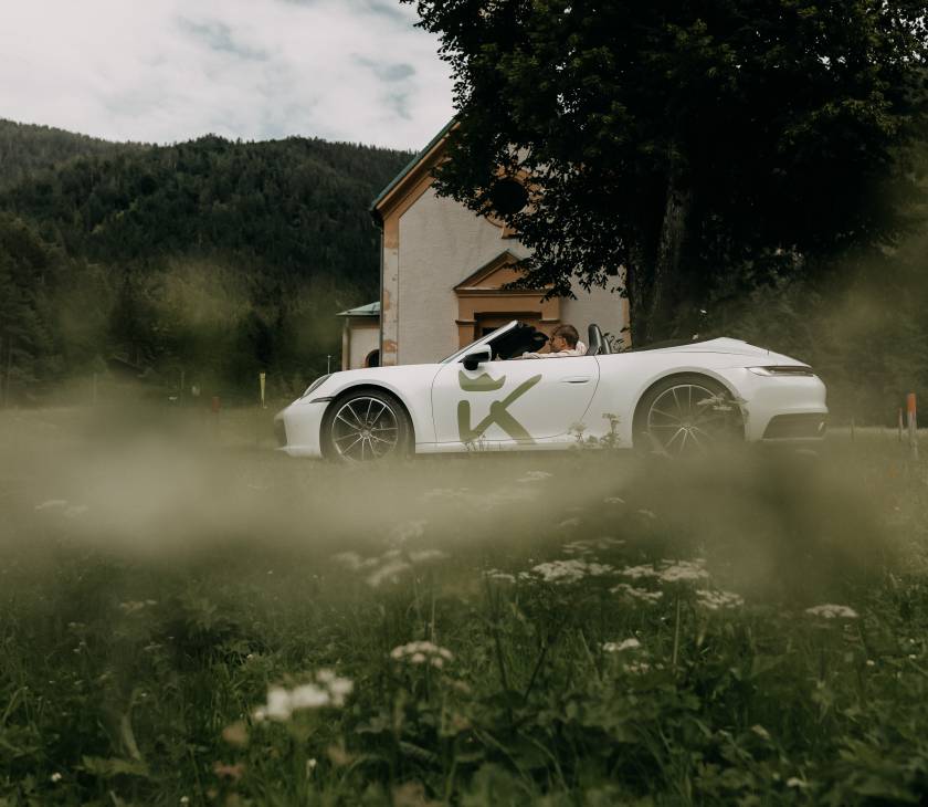 weißer Porsche Cabrio mit Das Kronthaler Logo