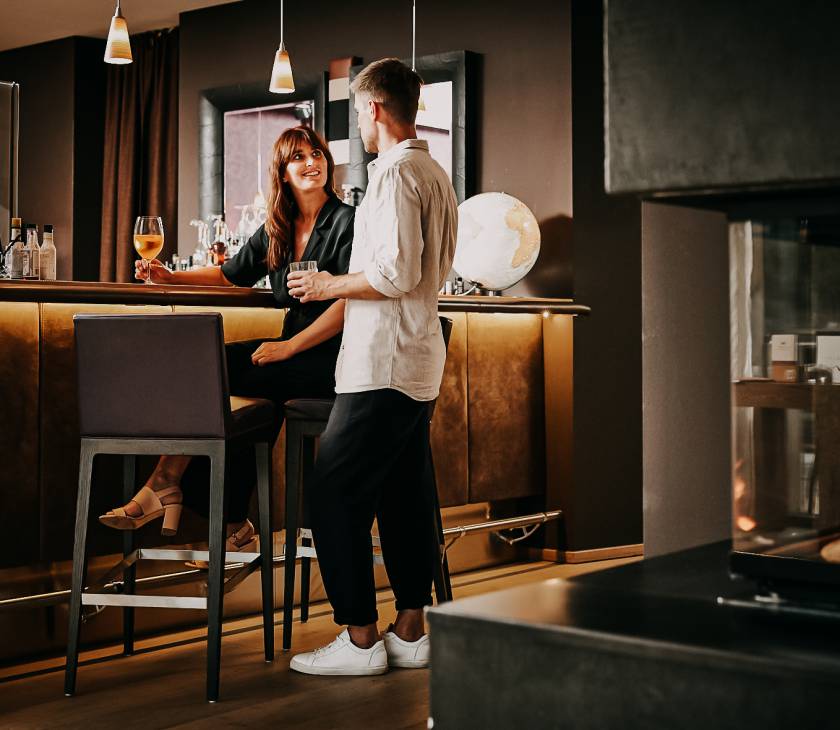 Paar an der Hotelbar trinkt einen Cocktail