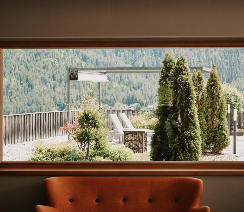 Blick nach außen auf die Terrasse