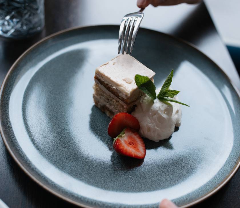 Dessert mit Sahne und Erdbeeren