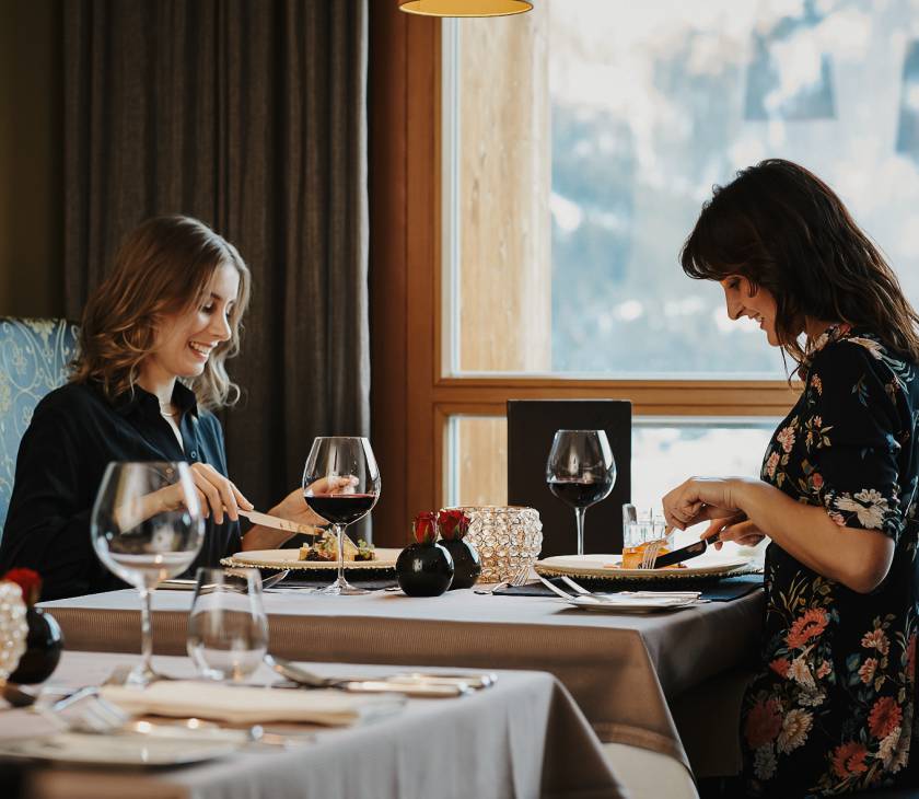 Frauen beim Abendessen