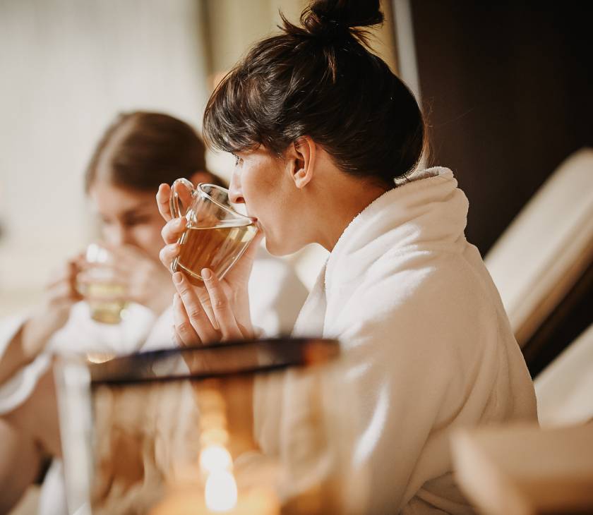 Frauen trinken einen Tee im Ruhebereich des Hotels Das Kronthaler