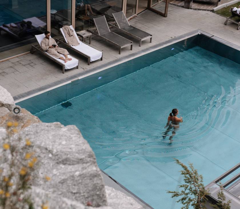 Frau im Außenpool des Adults Only Hotels Das Kronthaler