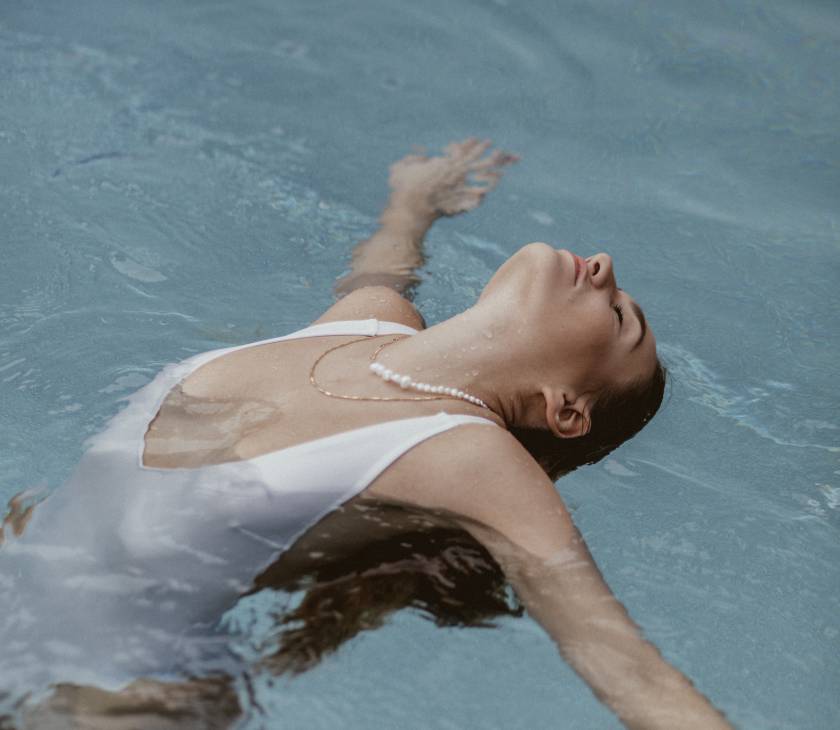 Frau im Pool