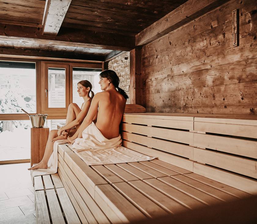 Frauen sitzen in der Sauna