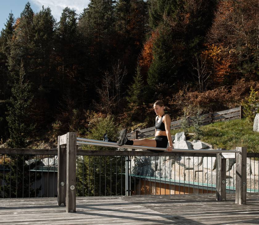 Frau beim Sport im Fitnessbereich des Hotels Das Kronthaler