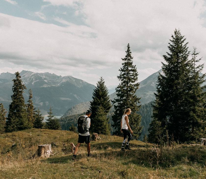 Mann und Frau beim Wandern in Achenkirch