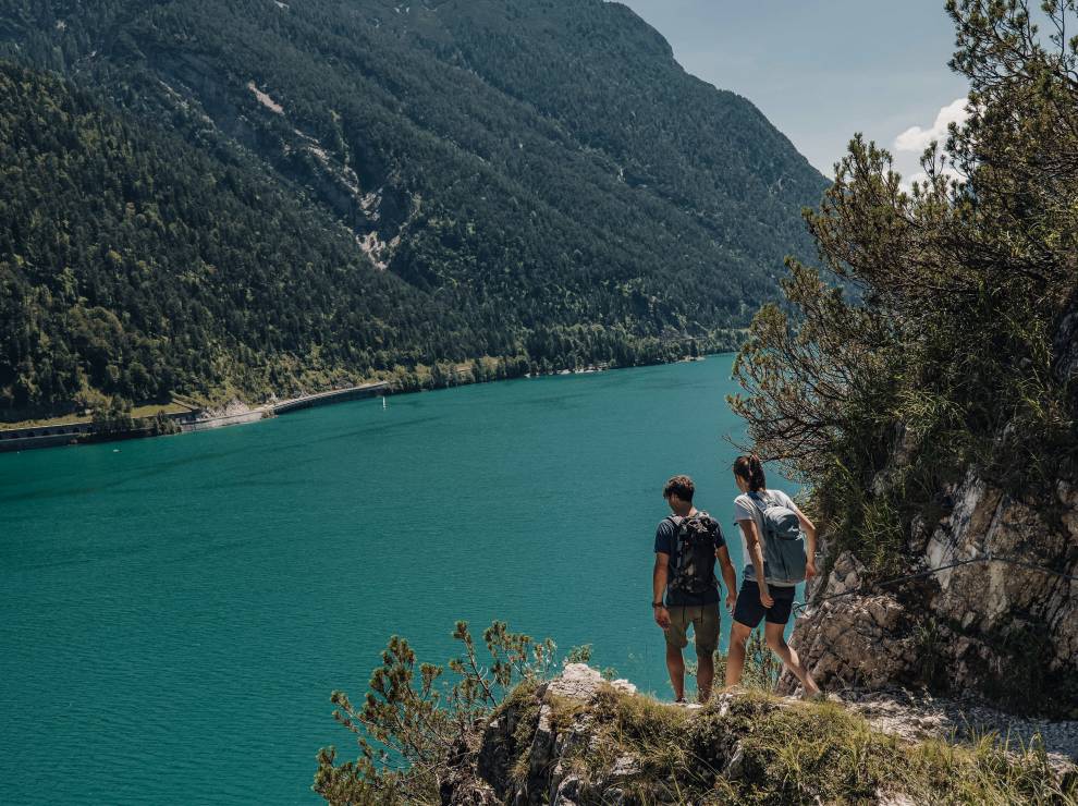 Paar wandert am Achensee am Mariensteig