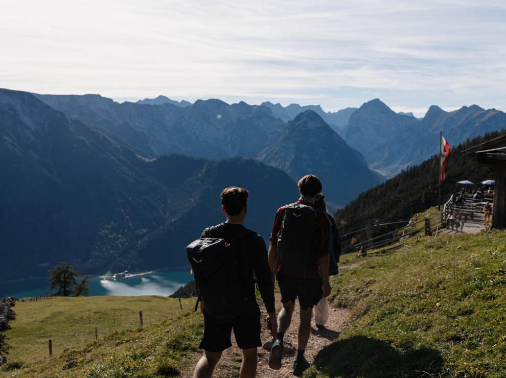 Freunde wandern auf dem Rofan